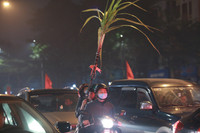 Người dân Thủ đô mua mía lộc, túi muối cầu may đầu năm mới