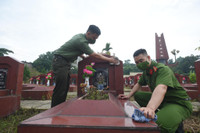 Tuổi trẻ Công an Thủ đô tổ chức dọn dẹp, chỉnh trang, tu sửa mộ liệt sỹ