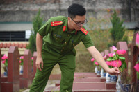 Tuổi trẻ Công an Thủ đô tổ chức dọn dẹp, chỉnh trang, tu sửa mộ liệt sỹ