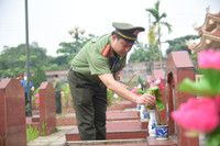 Tuổi trẻ Công an Thủ đô tổ chức dọn dẹp, chỉnh trang, tu sửa mộ liệt sỹ