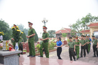 Tuổi trẻ Công an Thủ đô tổ chức dọn dẹp, chỉnh trang, tu sửa mộ liệt sỹ