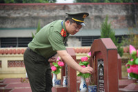 Tuổi trẻ Công an Thủ đô tổ chức dọn dẹp, chỉnh trang, tu sửa mộ liệt sỹ