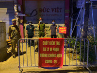 [Ảnh] Xuyên đêm bám chốt phòng dịch, siết chặt địa bàn, xử lý nghiêm trường hợp vi phạm