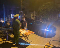 [Ảnh] Xuyên đêm bám chốt phòng dịch, siết chặt địa bàn, xử lý nghiêm trường hợp vi phạm