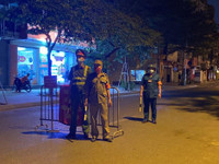 [Ảnh] Xuyên đêm bám chốt phòng dịch, siết chặt địa bàn, xử lý nghiêm trường hợp vi phạm