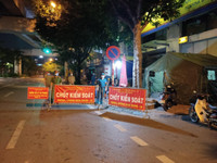 [Ảnh] Xuyên đêm bám chốt phòng dịch, siết chặt địa bàn, xử lý nghiêm trường hợp vi phạm