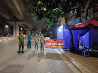 [Ảnh] Xuyên đêm bám chốt phòng dịch, siết chặt địa bàn, xử lý nghiêm trường hợp vi phạm