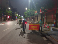 [Ảnh] Xuyên đêm bám chốt phòng dịch, siết chặt địa bàn, xử lý nghiêm trường hợp vi phạm