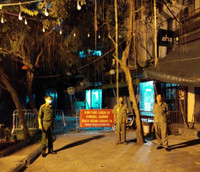 [Ảnh] Xuyên đêm bám chốt phòng dịch, siết chặt địa bàn, xử lý nghiêm trường hợp vi phạm