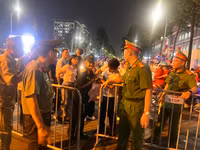 Những hình ảnh đẹp của Công an Thủ đô xuyên đêm vì nhân dân phục vụ