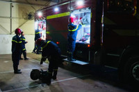 Lực lượng Công an giúp người dân miền Trung ứng phó với bão Noru