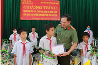 Công an Hà Nội tặng xe đạp, quà đến các em học sinh nghèo ở tỉnh Thái Nguyên