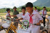 Công an Hà Nội tặng xe đạp, quà đến các em học sinh nghèo ở tỉnh Thái Nguyên