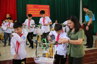 Công an Hà Nội tặng xe đạp, quà đến các em học sinh nghèo ở tỉnh Thái Nguyên