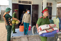 Lực lượng Công an giúp người dân miền Trung ứng phó với bão Noru