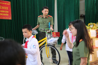 Công an Hà Nội tặng xe đạp, quà đến các em học sinh nghèo ở tỉnh Thái Nguyên