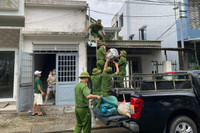 Lực lượng Công an giúp người dân miền Trung ứng phó với bão Noru