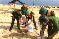 Lực lượng Công an giúp người dân miền Trung ứng phó với bão Noru