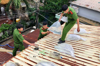 Lực lượng Công an giúp người dân miền Trung ứng phó với bão Noru