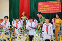 Công an Hà Nội tặng xe đạp, quà đến các em học sinh nghèo ở tỉnh Thái Nguyên