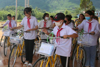 Công an Hà Nội tặng xe đạp, quà đến các em học sinh nghèo ở tỉnh Thái Nguyên