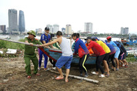 Lực lượng Công an giúp người dân miền Trung ứng phó với bão Noru