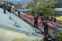 Lực lượng Công an giúp người dân miền Trung ứng phó với bão Noru