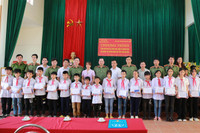 Công an Hà Nội tặng xe đạp, quà đến các em học sinh nghèo ở tỉnh Thái Nguyên