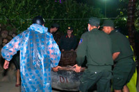 Lực lượng Công an giúp người dân miền Trung ứng phó với bão Noru