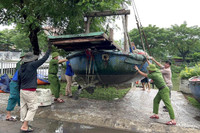 Lực lượng Công an giúp người dân miền Trung ứng phó với bão Noru