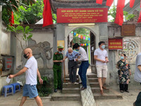 [Ảnh] Xúc động hình ảnh lực lượng Công an Thủ đô trong ngày bầu cử