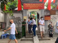 [Ảnh] Xúc động hình ảnh lực lượng Công an Thủ đô trong ngày bầu cử