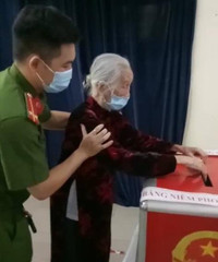 [Ảnh] Xúc động hình ảnh lực lượng Công an Thủ đô trong ngày bầu cử