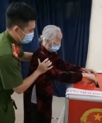 [Ảnh] Xúc động hình ảnh lực lượng Công an Thủ đô trong ngày bầu cử