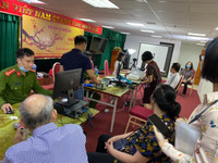 [Ảnh] Công an quận Thanh Xuân đến tận nhà cấp căn cước gắn chíp cho nhân dân