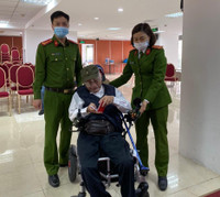 [Ảnh] Công an quận Thanh Xuân đến tận nhà cấp căn cước gắn chíp cho nhân dân