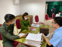 [Ảnh] Công an quận Thanh Xuân đến tận nhà cấp căn cước gắn chíp cho nhân dân