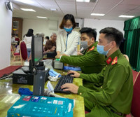 [Ảnh] Công an quận Thanh Xuân đến tận nhà cấp căn cước gắn chíp cho nhân dân