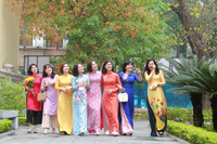 Phụ nữ Công an Thủ đô thướt tha với áo dài truyền thống