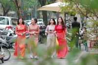 Phụ nữ Công an Thủ đô thướt tha với áo dài truyền thống