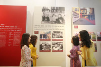 Phụ nữ Công an Thủ đô thướt tha với áo dài truyền thống