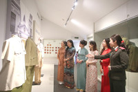 Phụ nữ Công an Thủ đô thướt tha với áo dài truyền thống