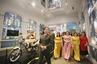 Phụ nữ Công an Thủ đô thướt tha với áo dài truyền thống