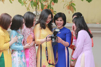 Phụ nữ Công an Thủ đô thướt tha với áo dài truyền thống