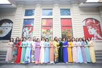 Phụ nữ Công an Thủ đô thướt tha với áo dài truyền thống