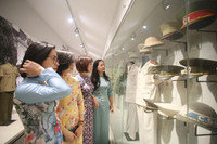 Phụ nữ Công an Thủ đô thướt tha với áo dài truyền thống