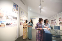 Phụ nữ Công an Thủ đô thướt tha với áo dài truyền thống