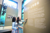 Phụ nữ Công an Thủ đô thướt tha với áo dài truyền thống