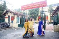 Phụ nữ Công an Thủ đô thướt tha với áo dài truyền thống