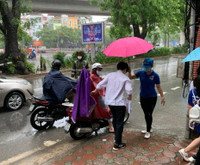 [Ảnh] Xúc động hình ảnh nhường áo mưa, ô cho các thí sinh trong cơn mưa lớn